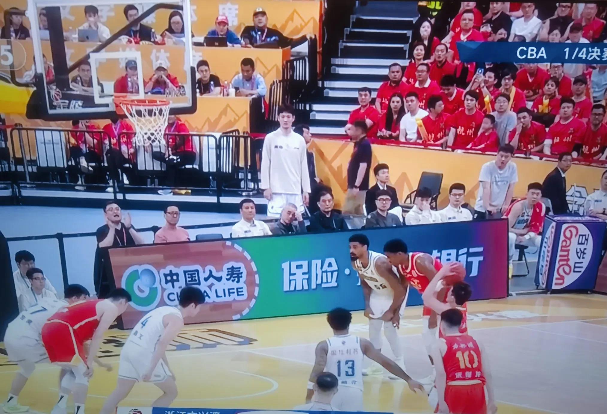九游体育官方网站-辽东黑豹队对阵中原鲸鲨队，田径半决赛火力全开，门将神扑救主——目标直指冠军